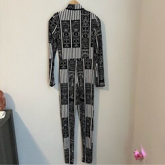 Black Mystical Printed Long Sleeve Tee with O-Neck Design Sized Large - Picture 4 of 12